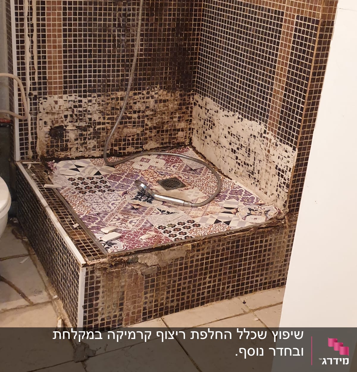 מקלחת עם אריחים שבורים ורטיבות, דורשת שיפוץ